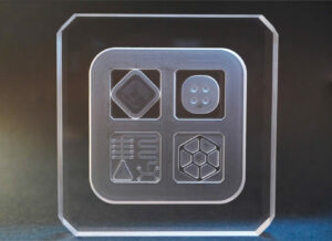 Demonstrator aus Glas zeigt Mikrofluidik, Leichtgewichts-Strukturen, Mikrolinsen