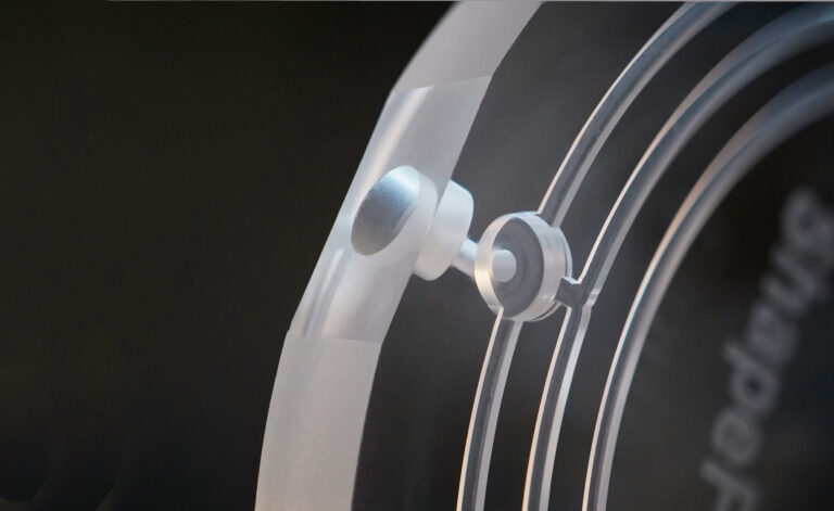 Integrierte Ansaugkanäle in einem Bauteil aus Glas