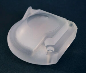 Freiformfläche aus Glas mit integrierter Befestigung