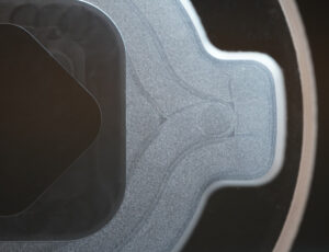 Verschiedenste Oberflächen in einem Glasbauteil