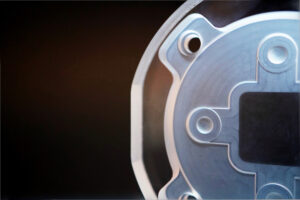 Sensoroptik aus Glas mit integrierten Befestigungsgeometrien