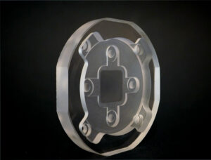 Sensoroptik aus Glas mit integrierten Befestigungsgeometrien